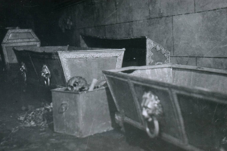 Vykradnuté sarkofágy Esterházyovcov v krypte Kostola sv. Jána Krstiteľa. | Foto: J. Hollovič, okolo 1980. Zdroj: Západoslovenské múzeum v Trnave pre KPÚ TT