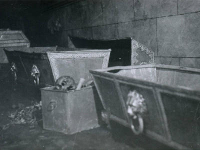 Vykradnuté sarkofágy Esterházyovcov v krypte Kostola sv. Jána Krstiteľa. | Foto: J. Hollovič, okolo 1980. Zdroj: Západoslovenské múzeum v Trnave pre KPÚ TT