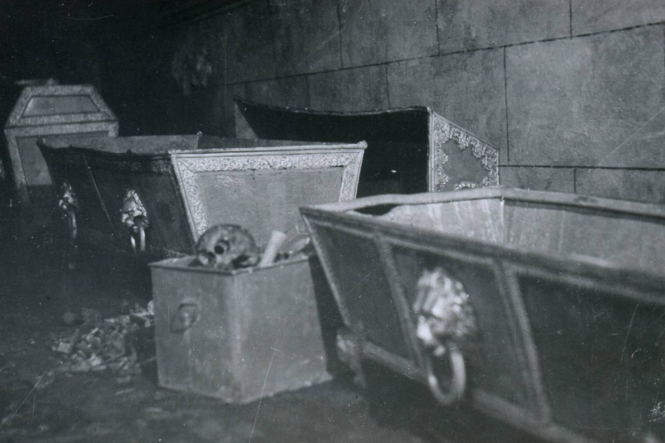 Vykradnuté sarkofágy Esterházyovcov v krypte Kostola sv. Jána Krstiteľa. | Foto: J. Hollovič, okolo 1980. Zdroj: Západoslovenské múzeum v Trnave pre KPÚ TT