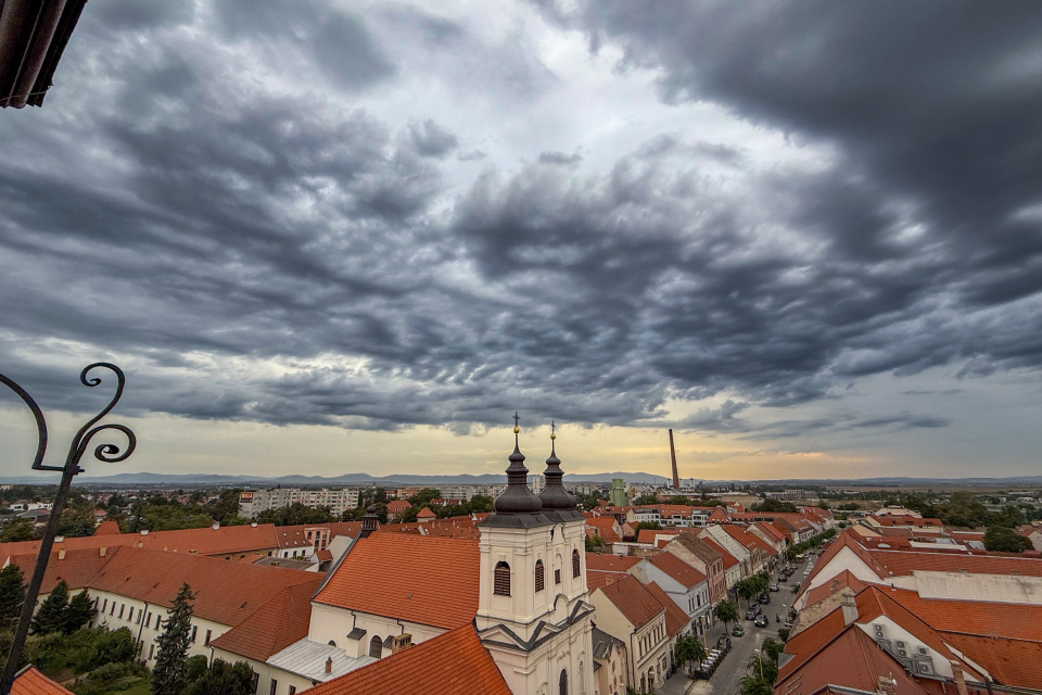 Pohľad na prichádzajúci front z Mestskej veže v Trnave (29. 8. 2025) | Foto: red., Trnavské rádio