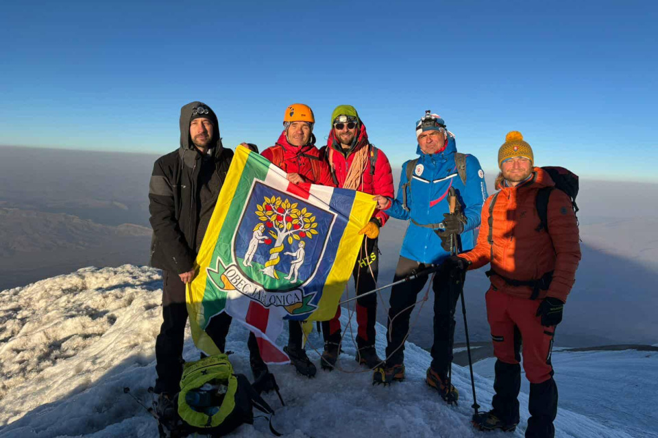 Na vrchu Ararat ráno viala obecná vlajka. | Foto: Jablonica