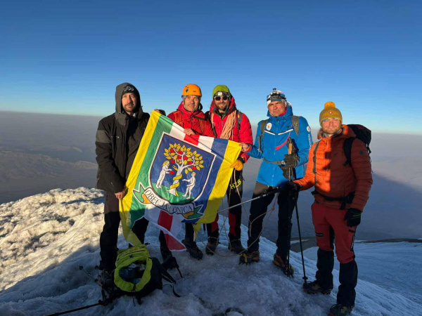 Na vrchu Ararat ráno viala obecná vlajka. | Foto: Jablonica