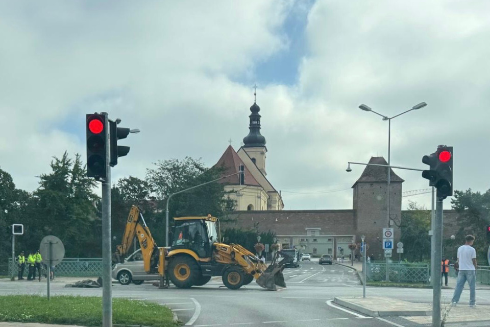 Vodári pracujú v Trnave na križovatke Hospodárska - Študentská | Foto: redakcia