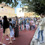 Žiaci, učitelia a rodičia sa pomaly schádzali na dvore ZŠ s MŠ Angely Merici | Foto: Michaela Martišíková, Trnavské rádio