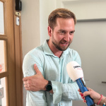 Samo Tomeček si tiež vyskúšal prácu knihovníka | Foto: dv