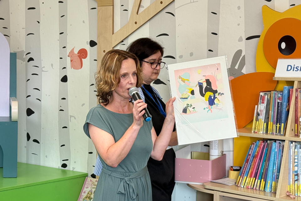 V časovej schránke je schovaná aj risografika znázorňujúca mural knižnice | Foto: dv