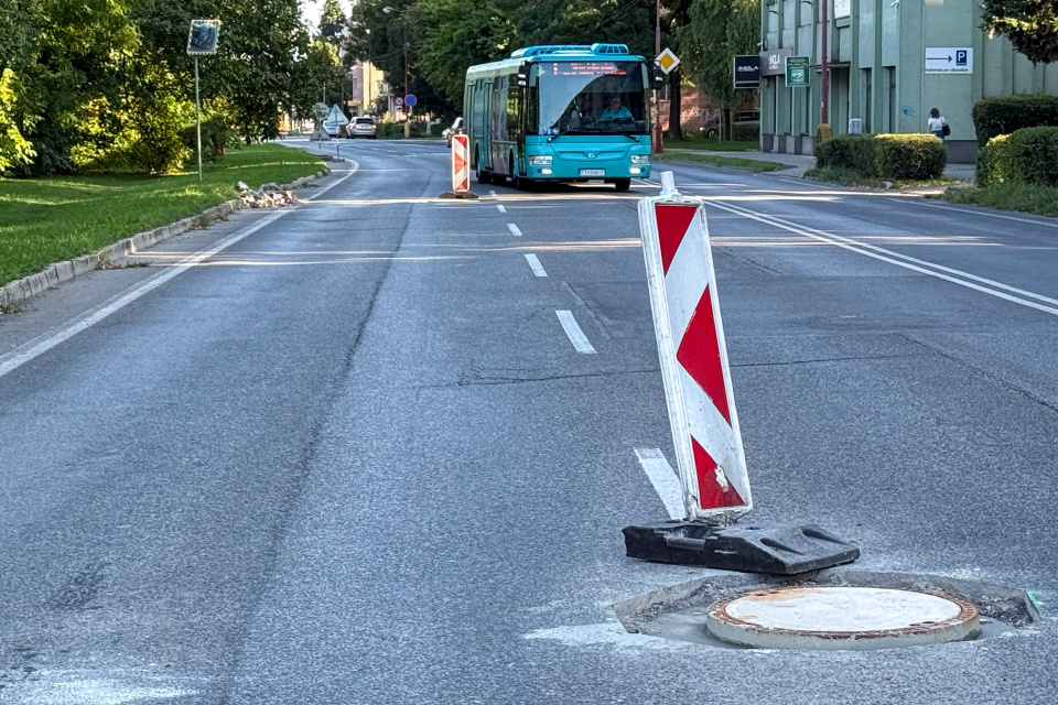 Pozor na vyfrézované kanály na Hospodárskej v Trnave. | Foto: Trnavské rádio