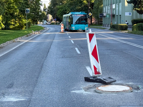 Pozor na vyfrézované kanály na Hospodárskej v Trnave. | Foto: Trnavské rádio