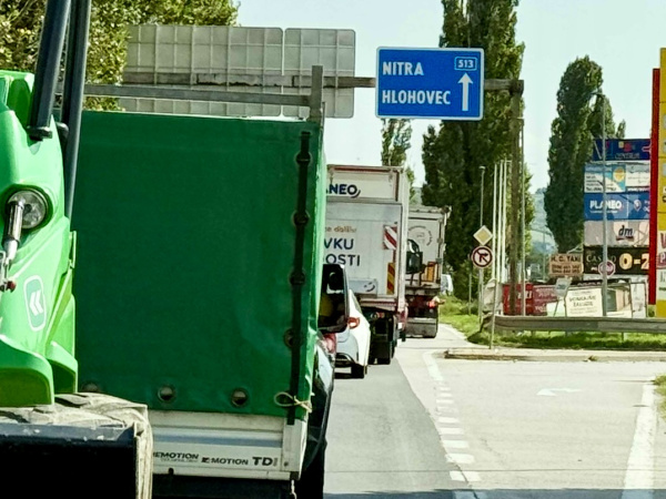 Kolóna na vjazde do Hlohovca z D1 | Foto: dv 