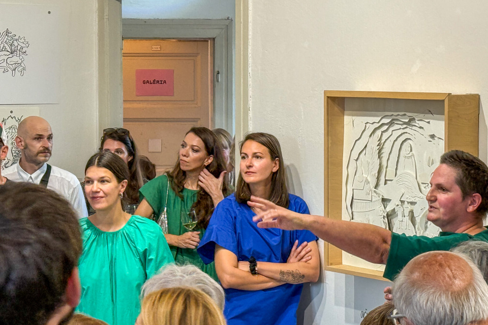 Na snímke autorská dvojica Ové Pictures - Veronika Obertová (v modrom) a Michaela Čopíková (vľavo) počas vernisáže 5. 9. 2025 v Piešťanoch. | Foto: dv, red.