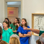 Na snímke autorská dvojica Ové Pictures - Veronika Obertová (v modrom) a Michaela Čopíková (vľavo) počas vernisáže 5. 9. 2025 v Piešťanoch. | Foto: dv, red.