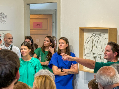 Na snímke autorská dvojica Ové Pictures - Veronika Obertová (v modrom) a Michaela Čopíková (vľavo) počas vernisáže 5. 9. 2025 v Piešťanoch. | Foto: dv, red.