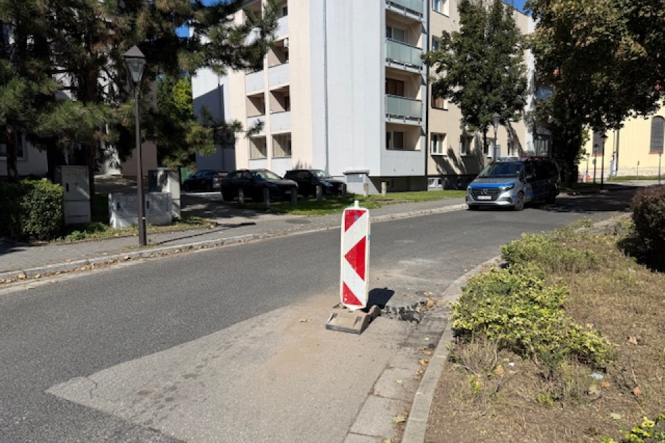 Miesto označili, úsekom prechádzajte prosím opatrne. | Foto: Trnavské