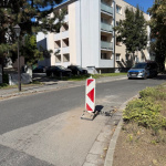 Miesto označili, úsekom prechádzajte prosím opatrne. | Foto: Trnavské