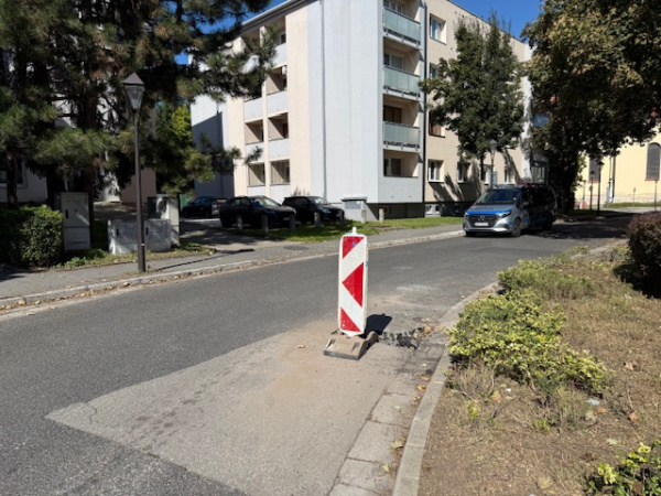 Miesto označili, úsekom prechádzajte prosím opatrne. | Foto: Trnavské