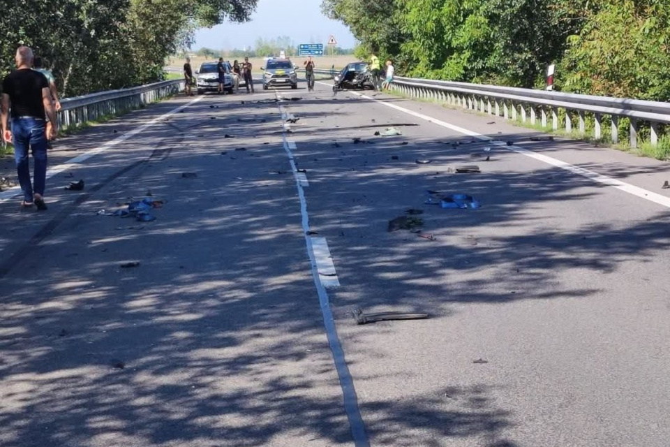 Na ceste sú polámané plasty. | Foto:  Rita Győriová, Trnavsky Kraj Dopravny Servis