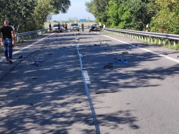 Na ceste sú polámané plasty. | Foto:  Rita Győriová, Trnavsky Kraj Dopravny Servis