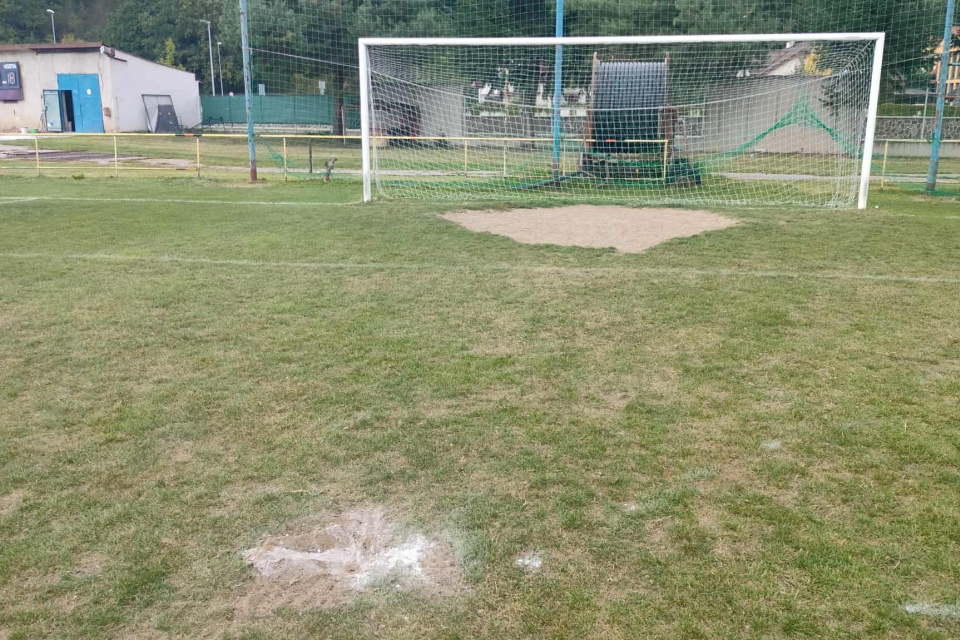 Stav ihriska vyvolal rozpaky. | Foto: Okresná futbalová súťaž Bardejov, fb
