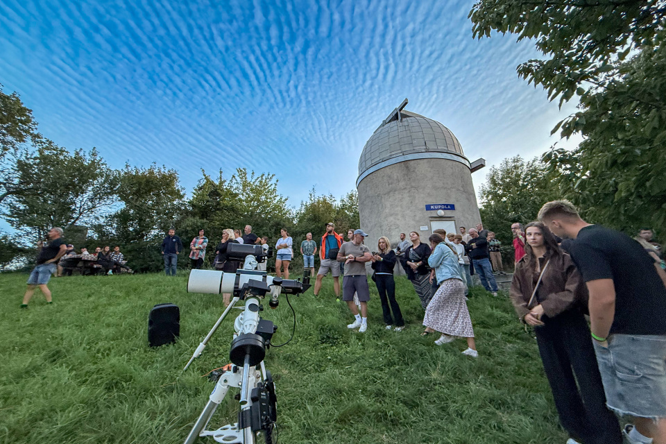 Čakanie na zatmenie Mesiaca vo Hvezdárni a planetáriu Hlohovec. | Foto: dv, red.