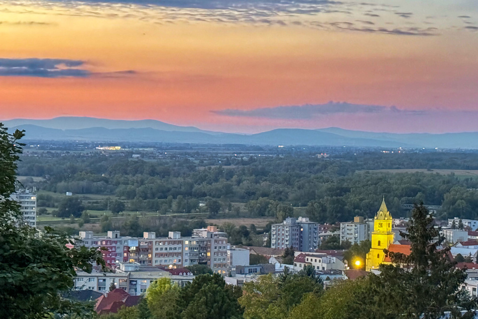 Mnohí návštevníci tu boli prvýkrát. Naskytol sa tak aspoň pohľad na nočný Hlohovec. | Foto: dv, red.