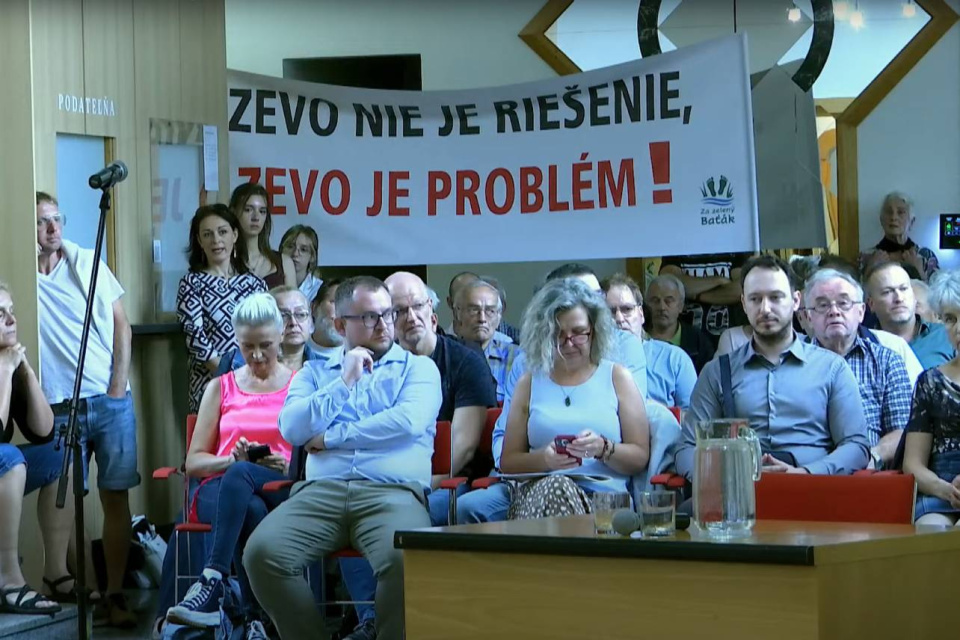 Na zasadnutie zastupiteľstva prišli aj občania | Zdroj: YouTube Mesto Skalica