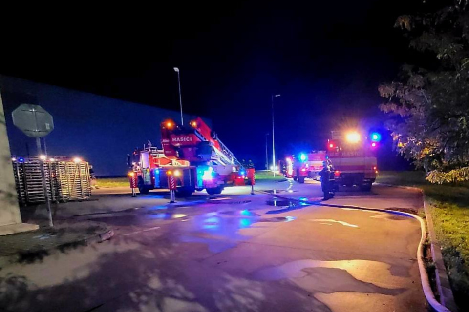 S plameňmi zápasili miestni dobrovoľníci i profesionáli z Dunajskej Stredy a Šamorína. | Foto: HaZZ