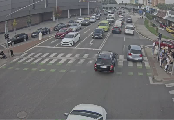Centrum mesta sa zapĺňa autami | Zdroj: smart.trnava.sk