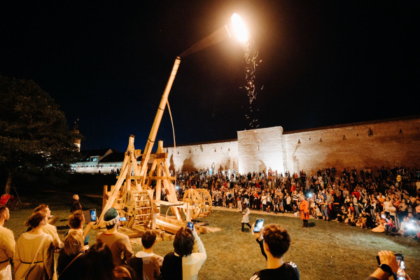 Pamätný okamih nastane po zotmení. | Foto: Región Trnava