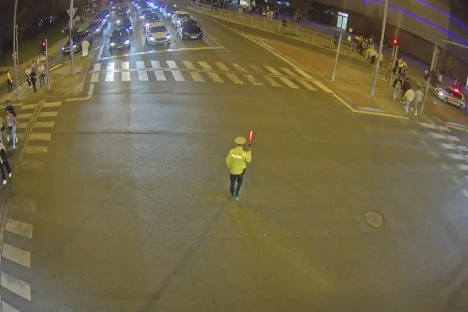 Križovatku Kollárova x Hlboká reguluje polícia. | Zdroj: Smart Trnava