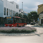 Nízkopodlažný autobus v Piešťanoch. Ilustračné foto upravené pomocou AI. | Foto: red., upravené cez Gemini
