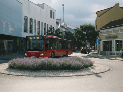 Nízkopodlažný autobus v Piešťanoch. Ilustračné foto upravené pomocou AI. | Foto: red., upravené cez Gemini
