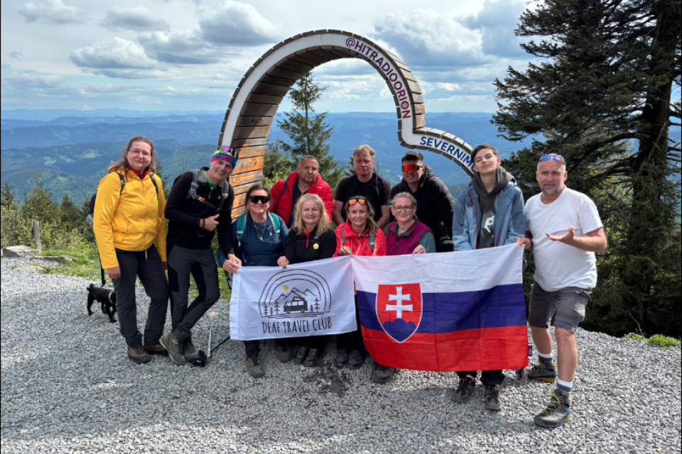 Klub tento rok absolvoval aj výstup na Lysú Horu | Zdroj: deaftravelclub 