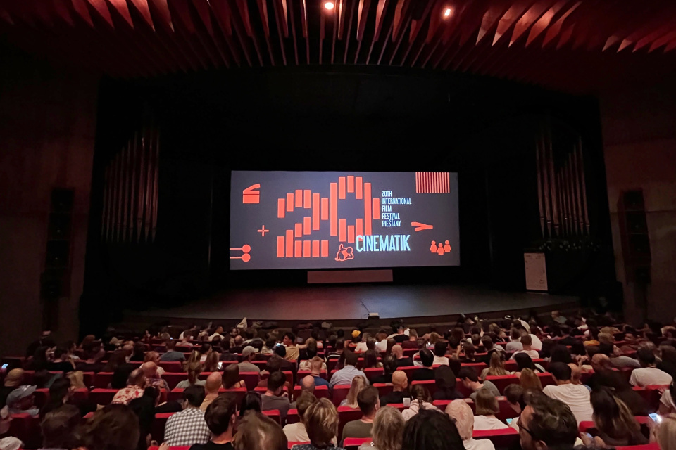 Sála sa zaplnila nadšencami, ktorí chceli vidieť film Sirât | Foto: Trnavské rádio