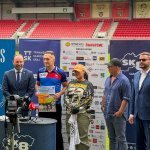 Zľava trnavský župan Jozef Viskupič, organizátor Slavomír Krafčák, speváčka Tina, režisér podujatia Karol Vosátko a podpredseda ZMOS Martin Červenka. | Foto: dv, red.