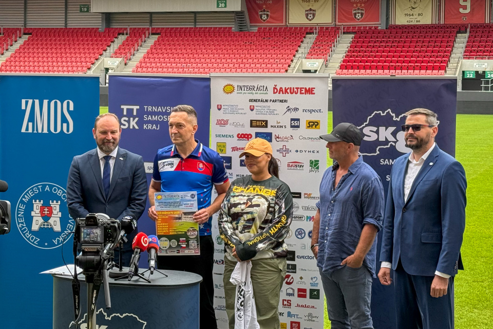 Zľava trnavský župan Jozef Viskupič, organizátor Slavomír Krafčák, speváčka Tina, režisér podujatia Karol Vosátko a podpredseda ZMOS Martin Červenka. | Foto: dv, red.