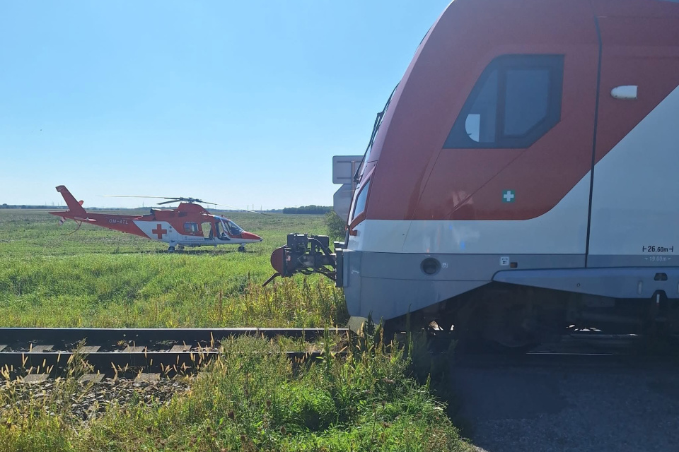 Zrážka auta s vlakom. | Zdroj: KR PZ TT