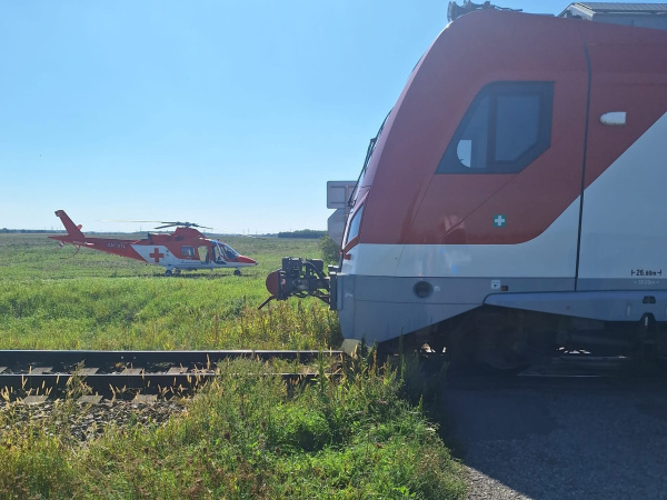Zrážka auta s vlakom. | Zdroj: KR PZ TT
