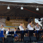 Na pódiu sa vystriedajú znelé mená | Zdroj: mesto Hlohovec
