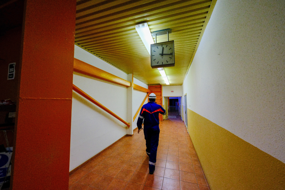 Ivan Ulbricht na chodbách elektrárne. | Foto: Dušan Vančo, Trnavské