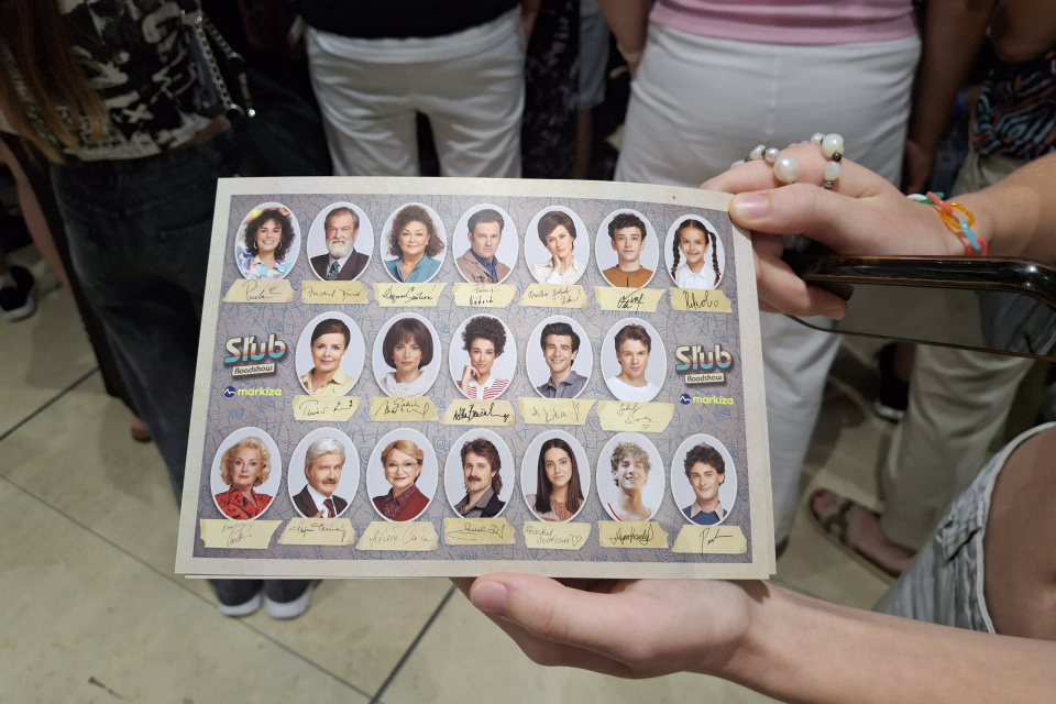 Za správne odpovede sa rozdávali kartičky s podpismi | Foto: Sarah Strapoňová