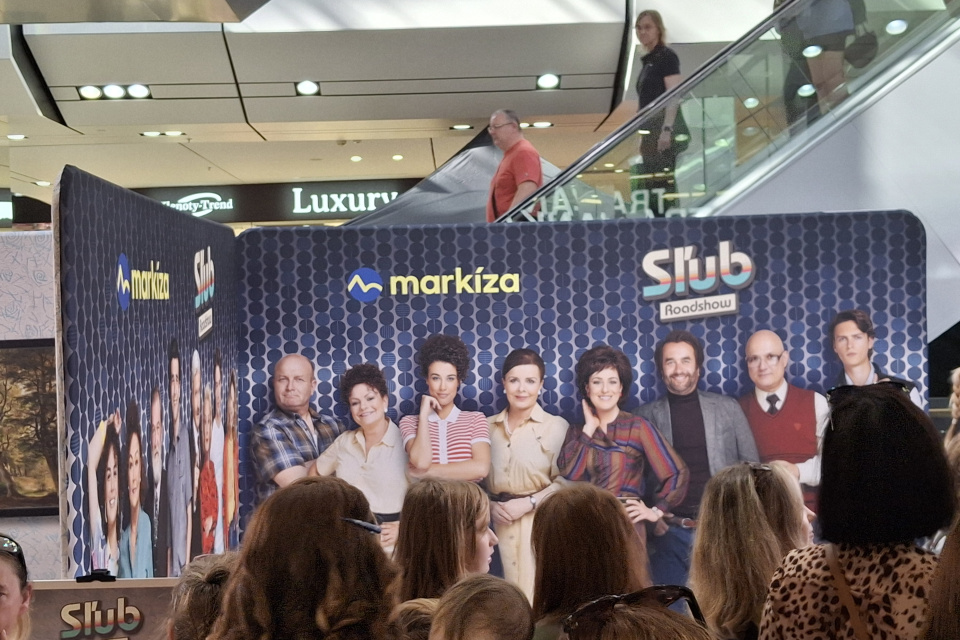 Objavili sa aj zvyšní herci, zúčastnili sa však len ako makety | Foto: Sarah Strapoňová