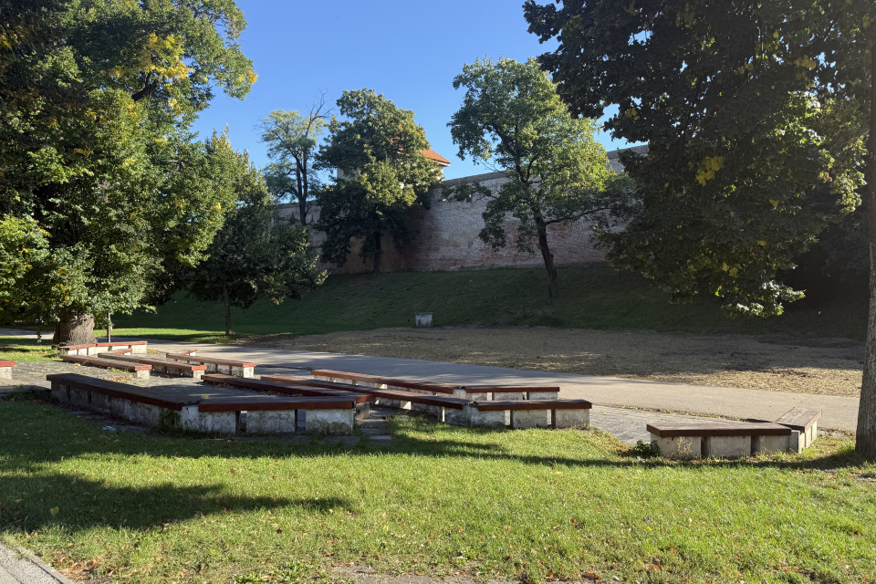 Mesto sa rozhodlo odstrániť malý amfiteáter v Sade Antona Bernoláka, zostala tam len udupaná zem | Foto: Michaela Martišíková, redakcia