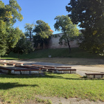 Mesto sa rozhodlo odstrániť malý amfiteáter v Sade Antona Bernoláka, zostala tam len udupaná zem | Foto: Michaela Martišíková, redakcia