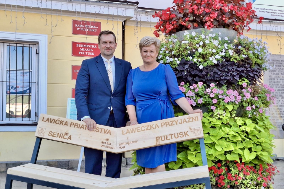 Lavička priateľstva ako dar od mesta Senica | Foto: Mesto Senica