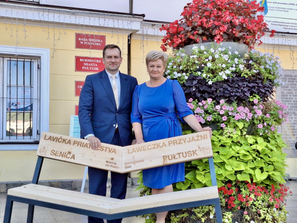 Lavička priateľstva ako dar od mesta Senica | Foto: Mesto Senica