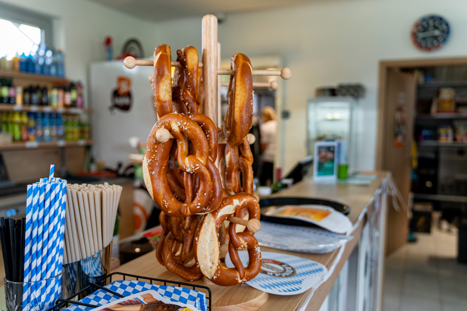 Októberfest na golfe láka na rôzne pochutiny | Zdroj: Golf Trnava