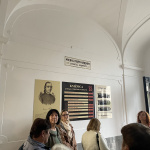 Meno architekta pri vstupe do knižnice | Foto: Michaela Martišíková, redakcia