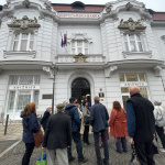 Knihovníčka upozornila aj na vonkajšie prvky architektúry a porovnala vzhľad knižnice po rekonštrukcií | | Foto: Michaela Martišíková, redakcia