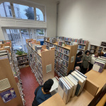 Časť oddelenia odbornej literatúry sa nachádza v obytných priestoroch (vrchná časť) a časť v bývalých priestoroch banky (časť oddelenia, do ktorej sa zostupuje po schodoch) | Foto: Michaela Martišíková, redakcia