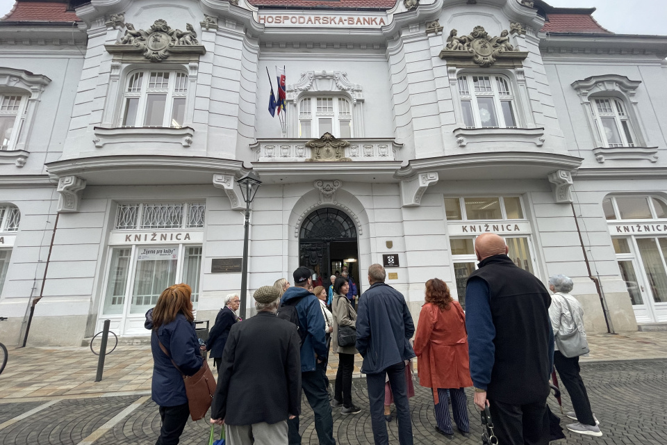 Knihovníčka upozornila aj na vonkajšie prvky architektúry a porovnala vzhľad knižnice po rekonštrukcií | | Foto: Michaela Martišíková, redakcia